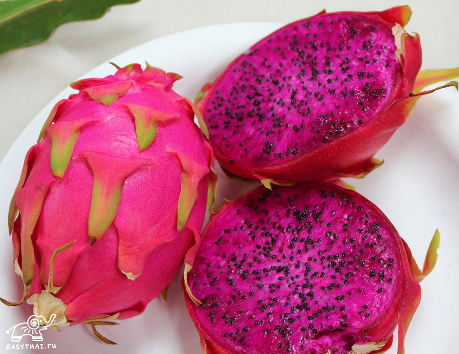 Variedad de frutas tropicales frescas en una mesa de madera.